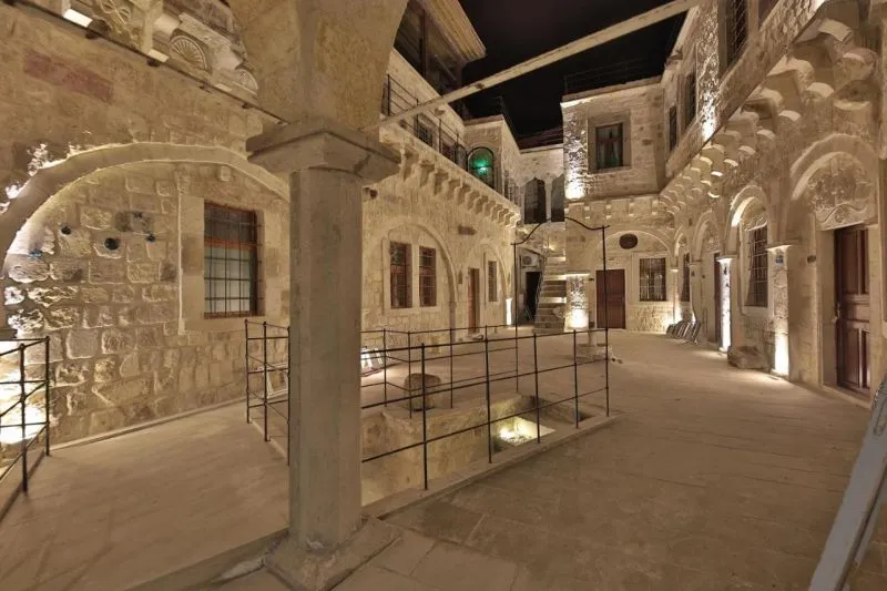 TARU CAVE SUITES