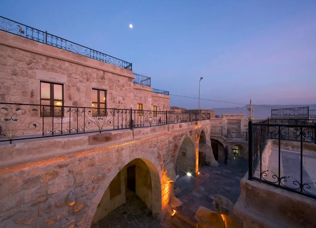 GOLDEN CAVE SUITES