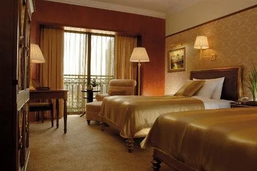 HOWARD JOHNSON REGAL COURT