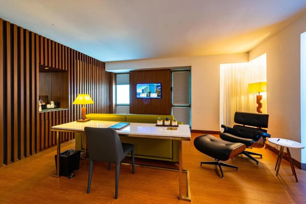 THE CRATON HOTEL