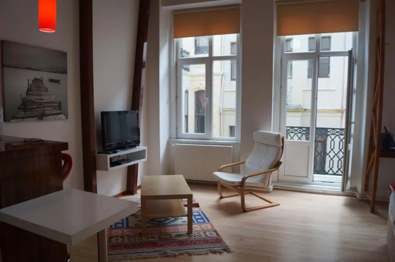 NEW PERA SUITES