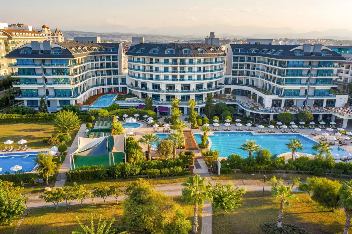 COMMODORE ELITE SUITES & SPA ADULTS ONLY 18+