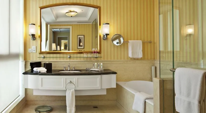 CROWNE PLAZA CENTURY PARK