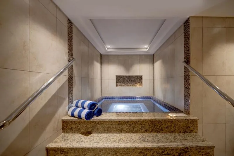 ROYAL CONTINENTAL SUITES BUSINESS BAY