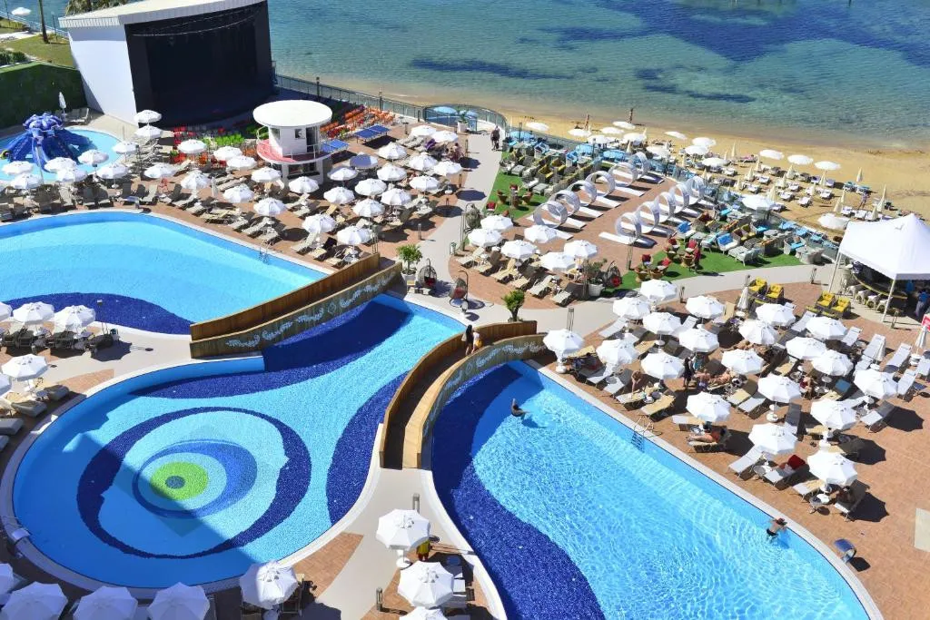 AZURA DELUXE RESORT & SPA