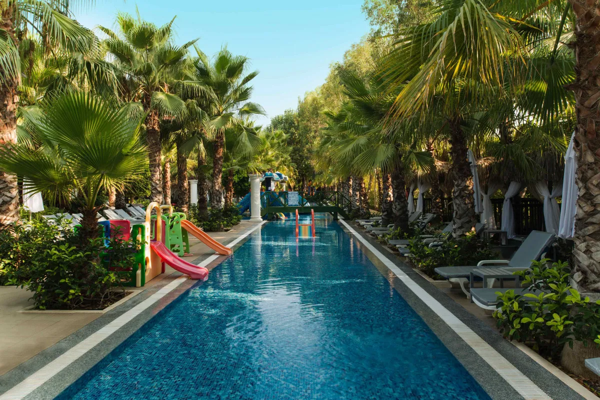 DELPHIN PALACE DELUXE COLLECTION