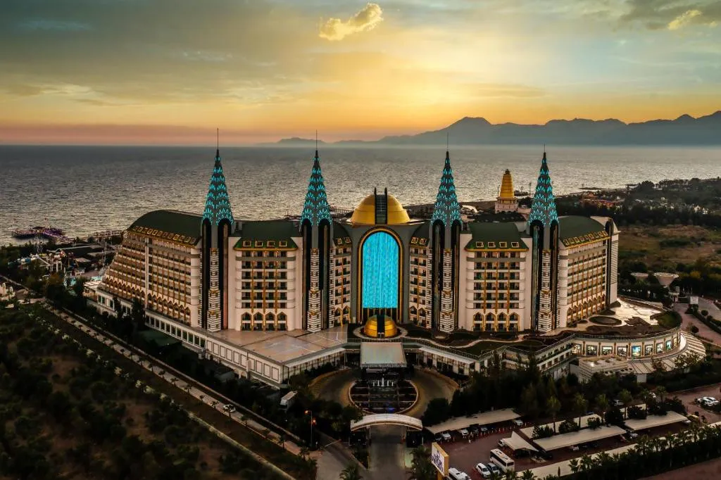 DELPHIN IMPERIAL LARA