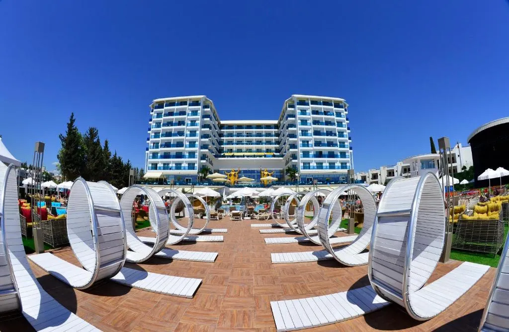 AZURA DELUXE RESORT & SPA