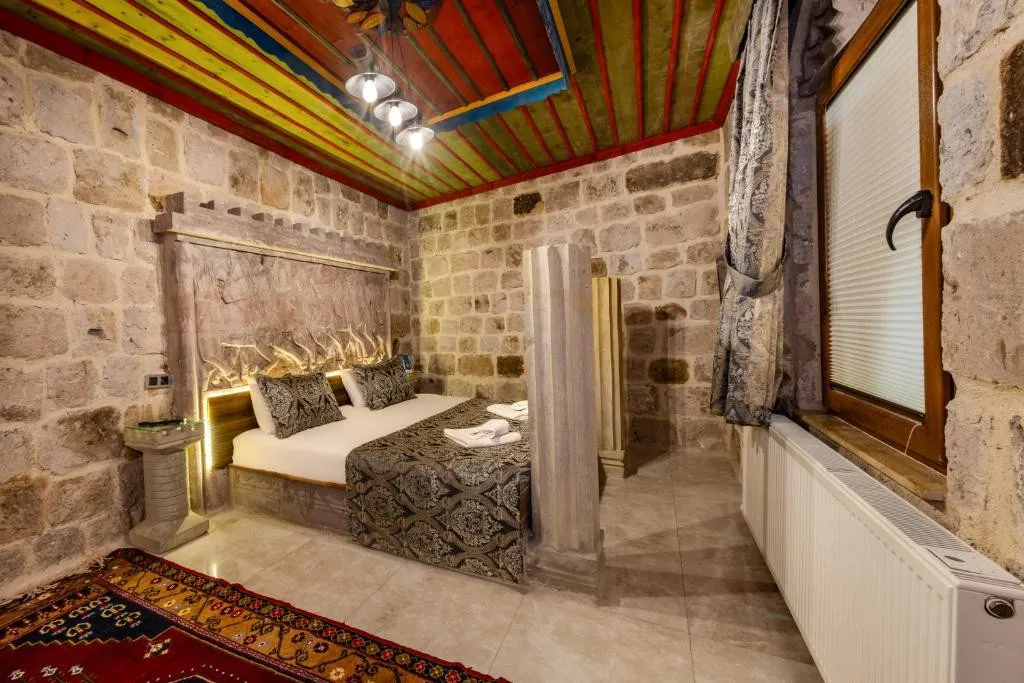 KAYATA CAVE SUITES