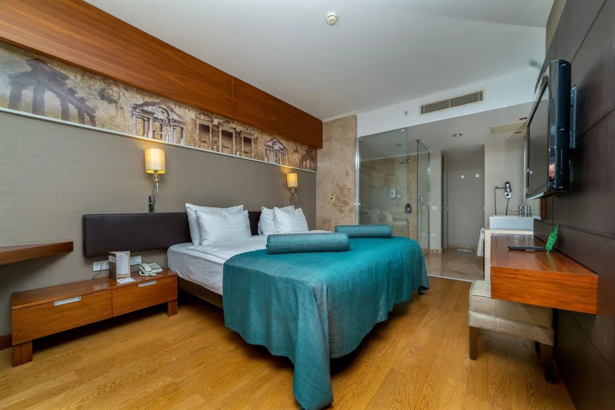 COMMODORE ELITE SUITES & SPA ADULTS ONLY 18+