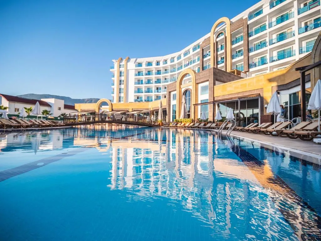 THE LUMOS DELUXE RESORT HOTEL & SPA
