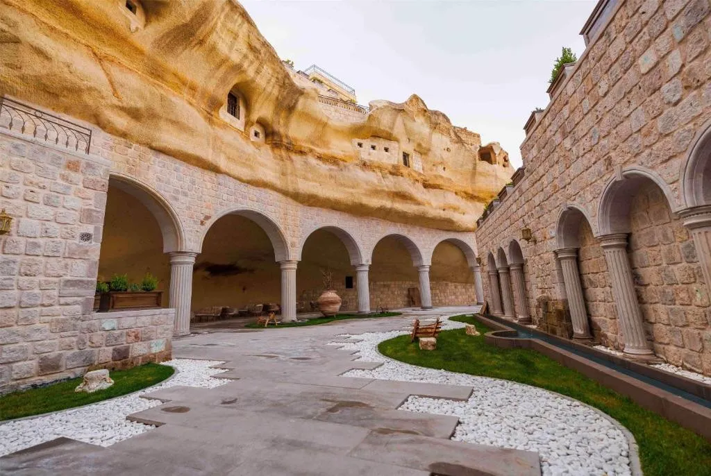 SIGNATURE CAVE PREMIUM SUITES