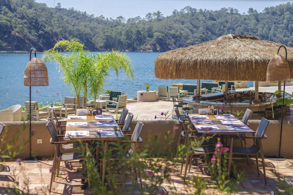 THE BAY BEACH CLUB & PORT SIGL