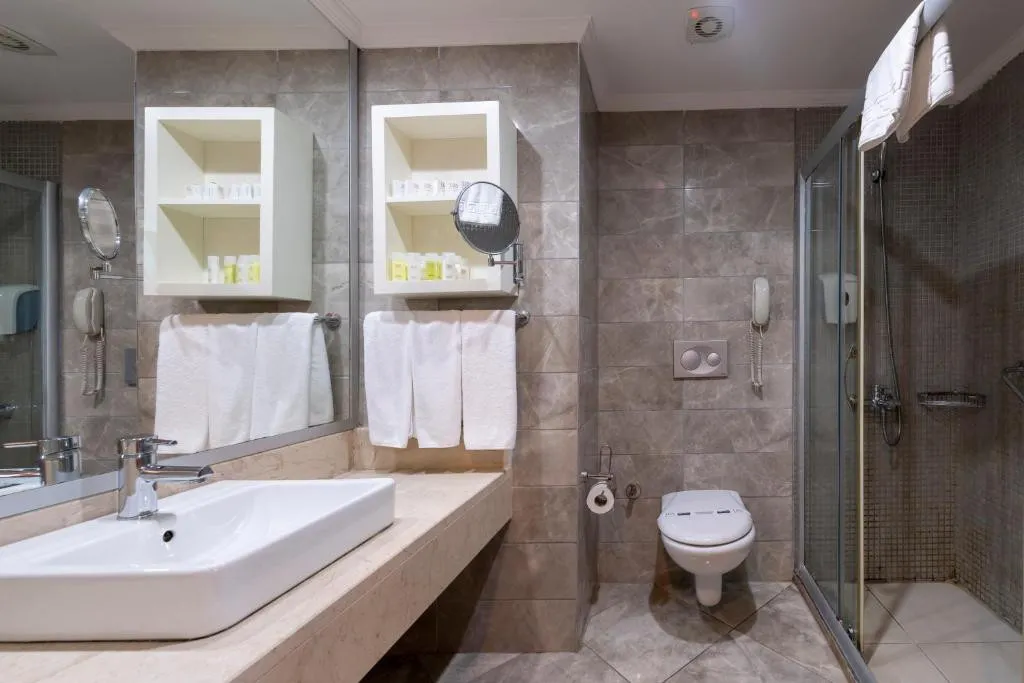 LAKE & RIVER SIDE HOTEL & SPA