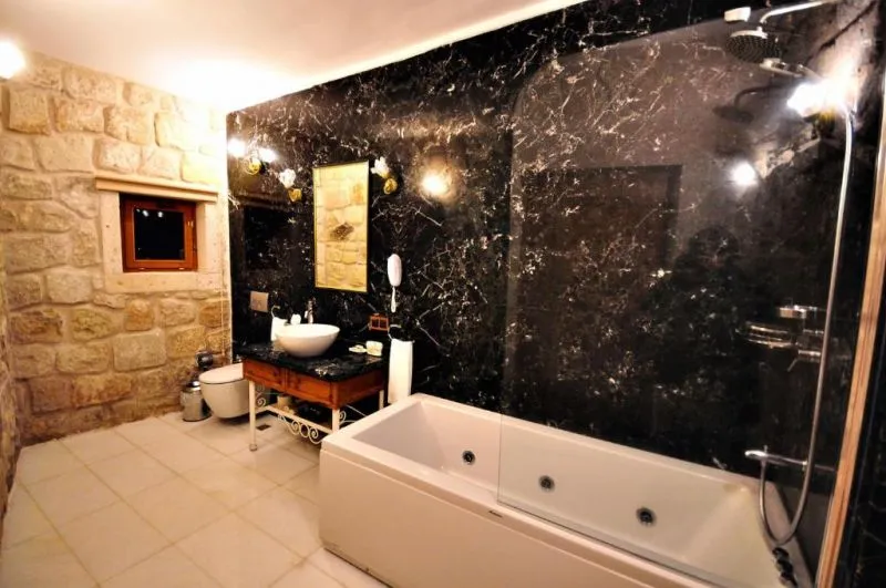 TAFONI HOUSES CAVE HOTEL