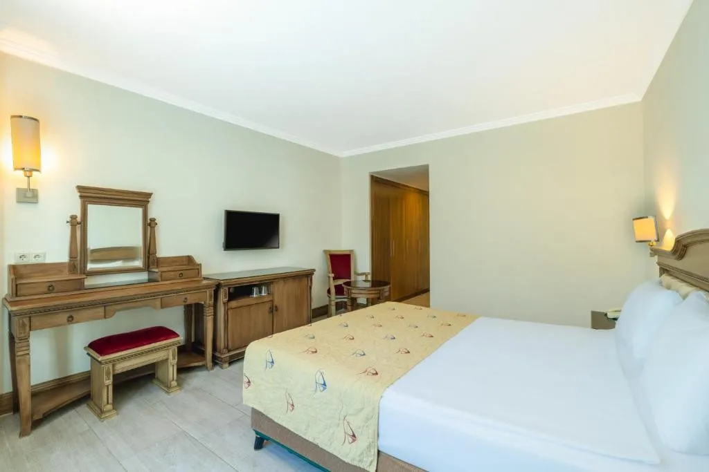 CRYSTAL ADMIRAL AQUA COLLECTION (EX. CRYSTAL ADMIRAL RESORT SUITES & SPA)