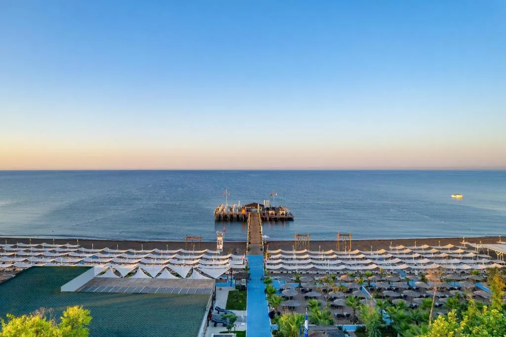 DELPHIN IMPERIAL LARA
