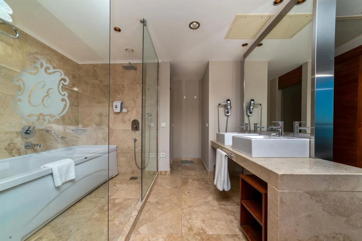 COMMODORE ELITE SUITES & SPA ADULTS ONLY 18+