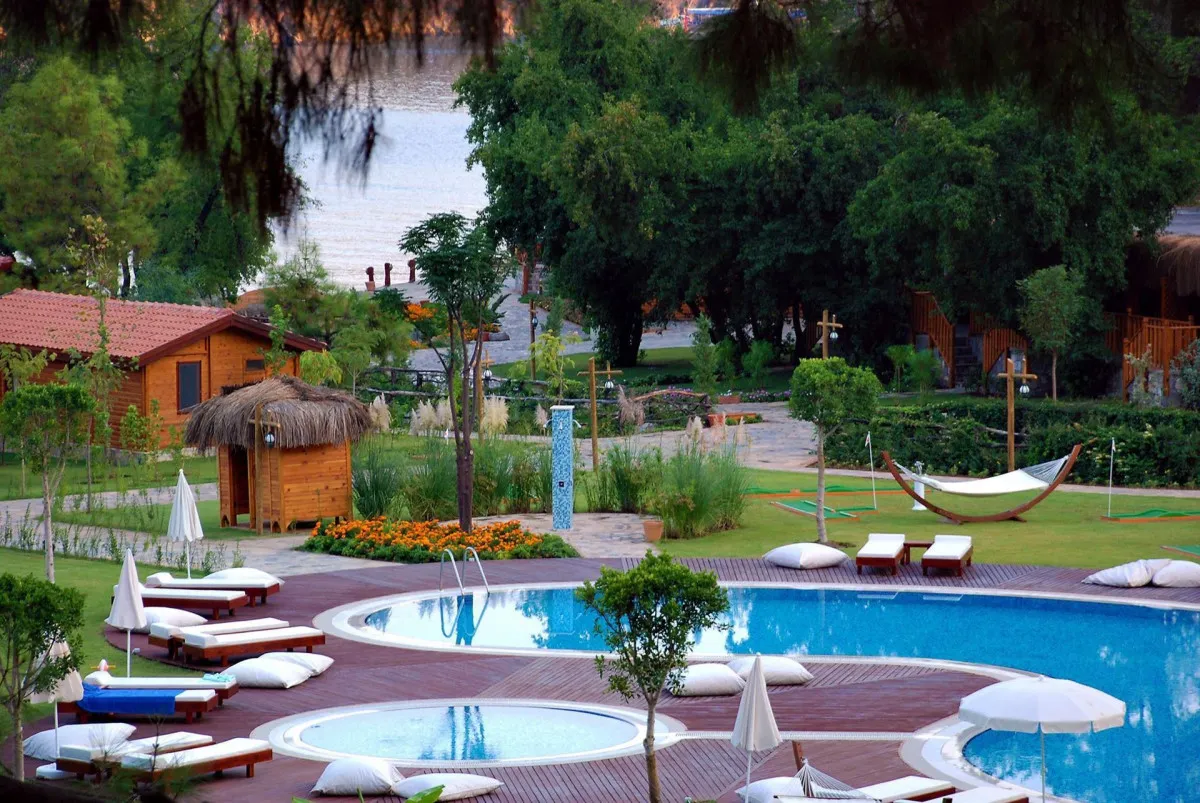 THE BAY BEACH CLUB & PORT SIGL
