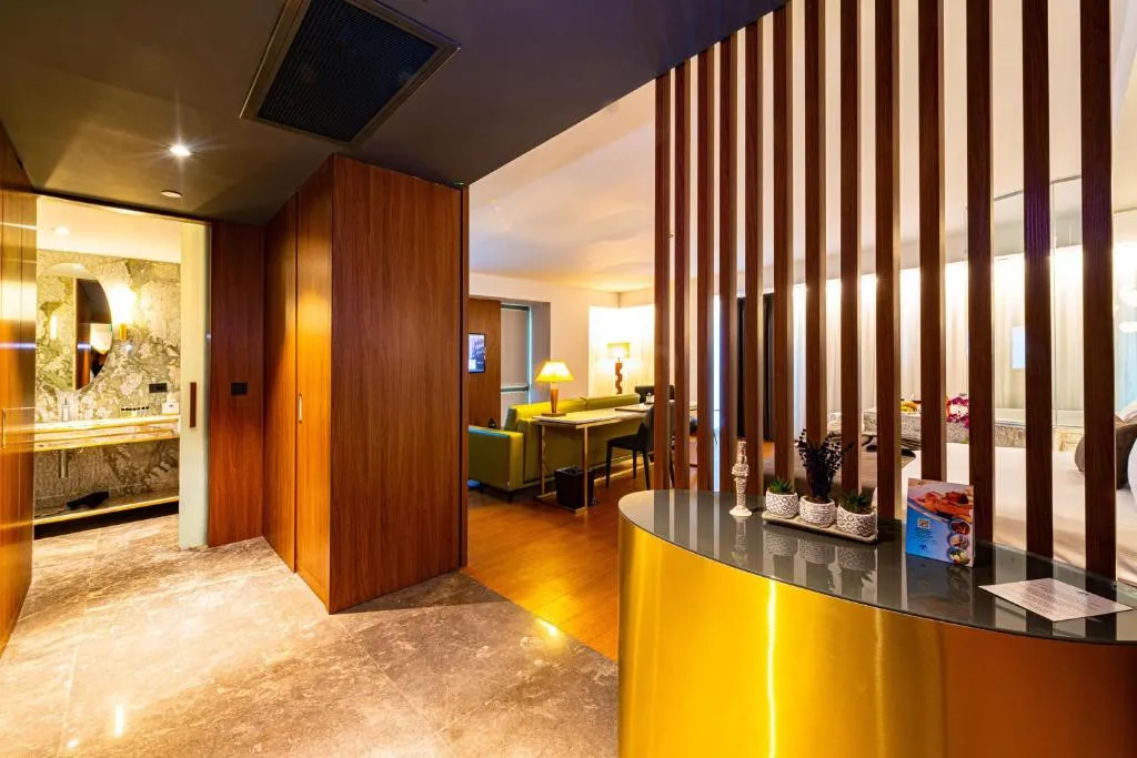 THE CRATON HOTEL
