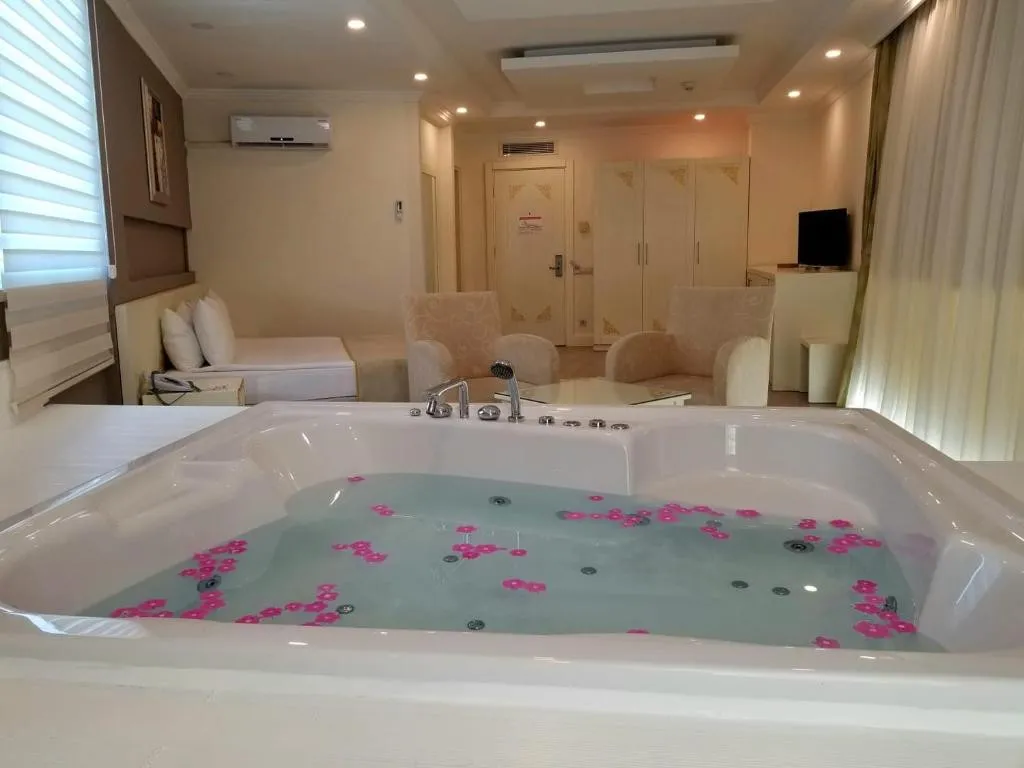 CRYSTAL ADMIRAL AQUA COLLECTION (EX. CRYSTAL ADMIRAL RESORT SUITES & SPA)