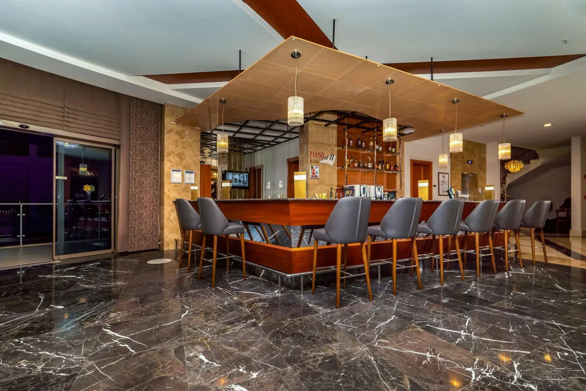 COMMODORE ELITE SUITES & SPA ADULTS ONLY 18+