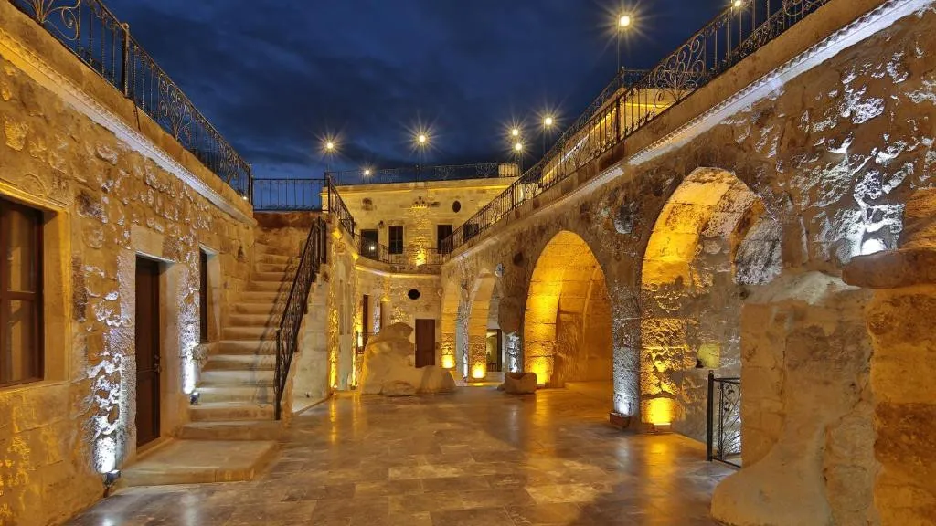 GOLDEN CAVE SUITES