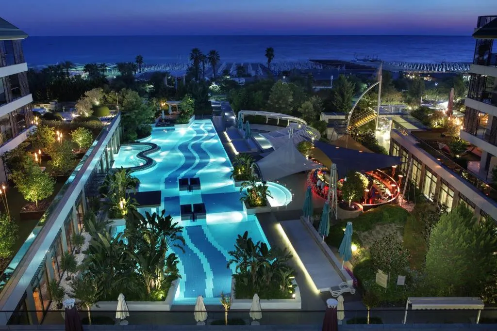 TUI BLUE SIDE ADULTS ONLY 16+