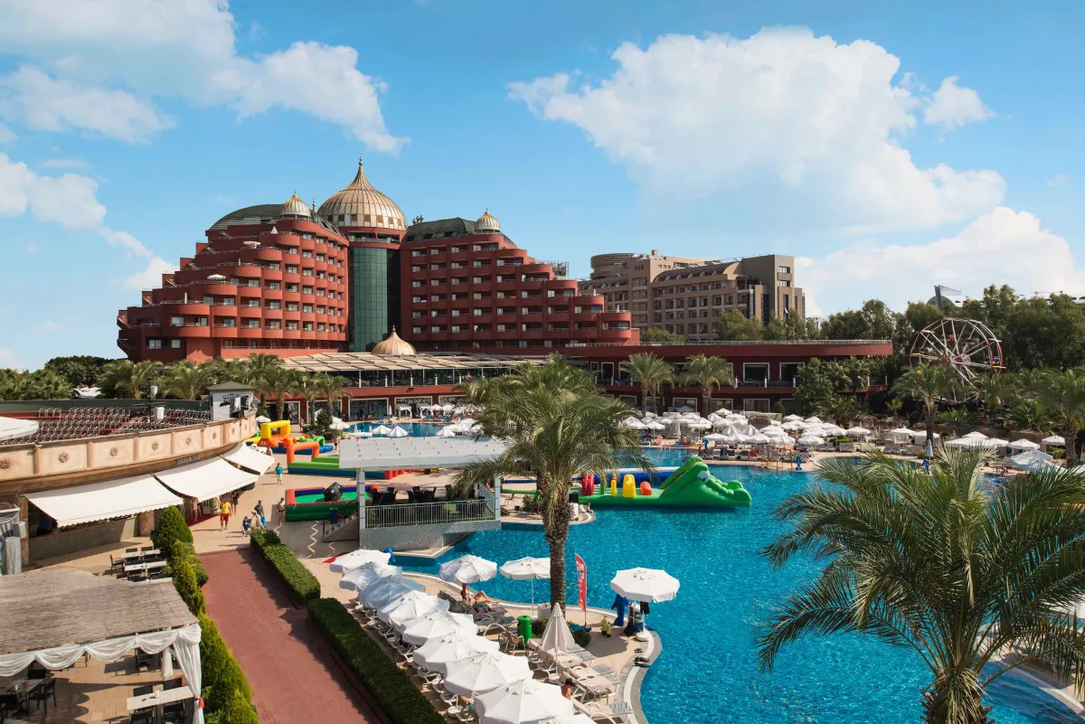 DELPHIN PALACE DELUXE COLLECTION