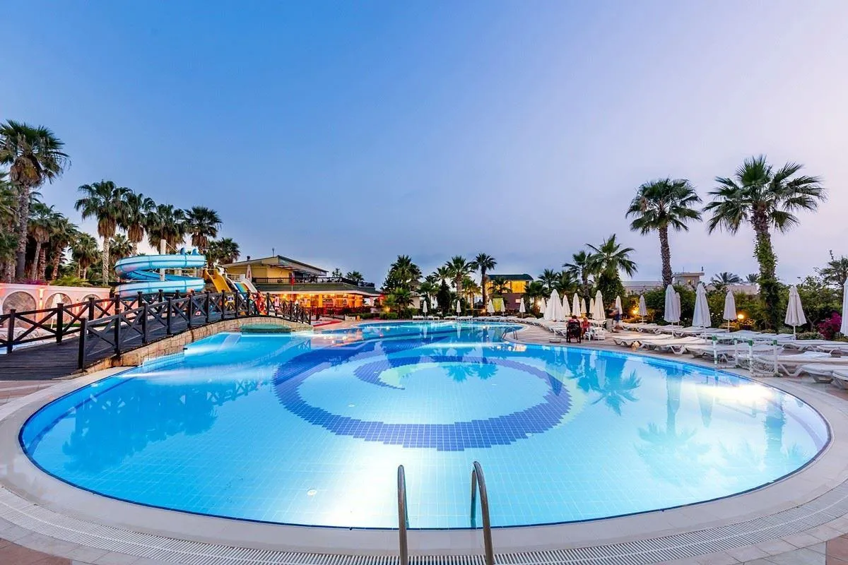 HOLIDAY GARDEN RESORT