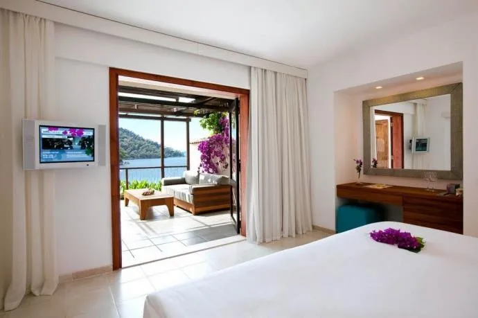 HILLSIDE BEACH CLUB