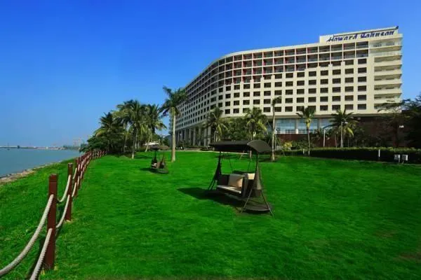 HOWARD JOHNSON NEW PORT RESORT