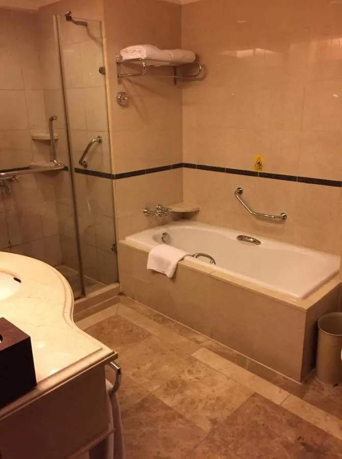 HOWARD JOHNSON REGAL COURT