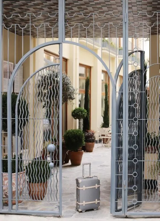 ECOLE ST. PIERRE HOTEL