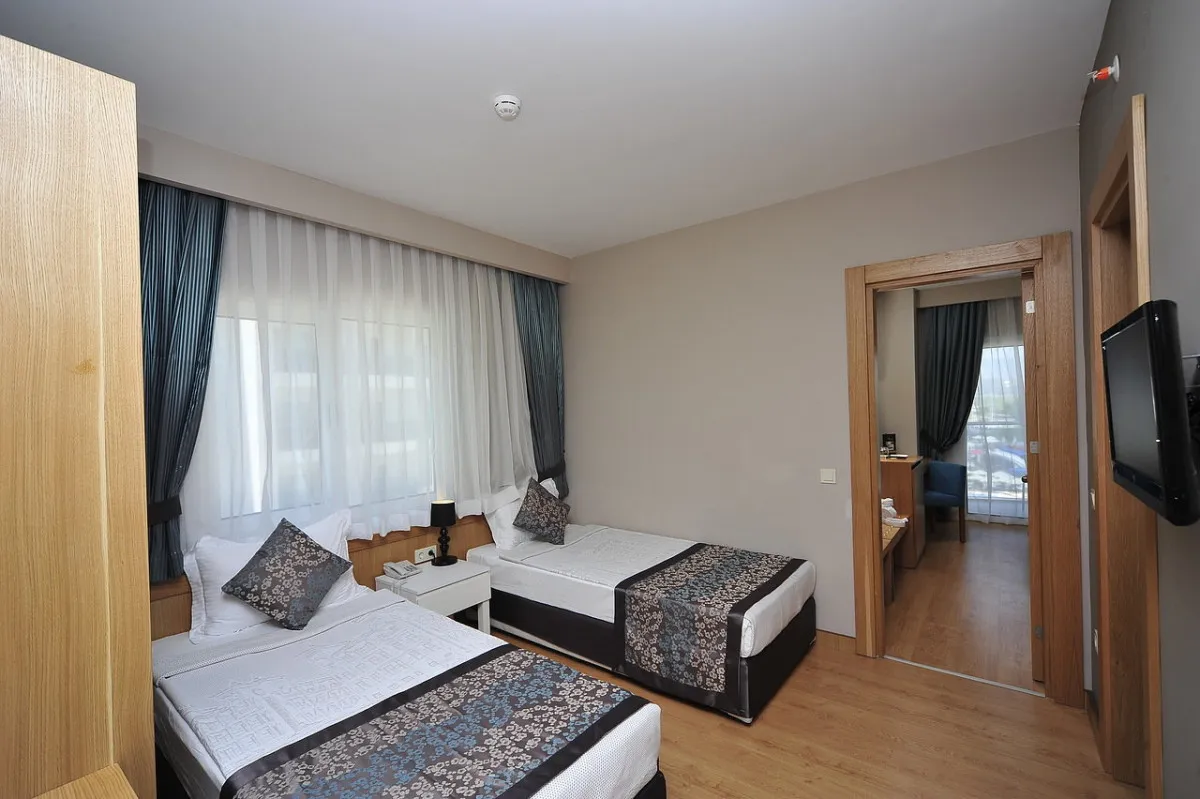 LAKE & RIVER SIDE HOTEL & SPA