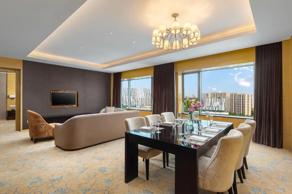CROWNE PLAZA NOAH SQUARE