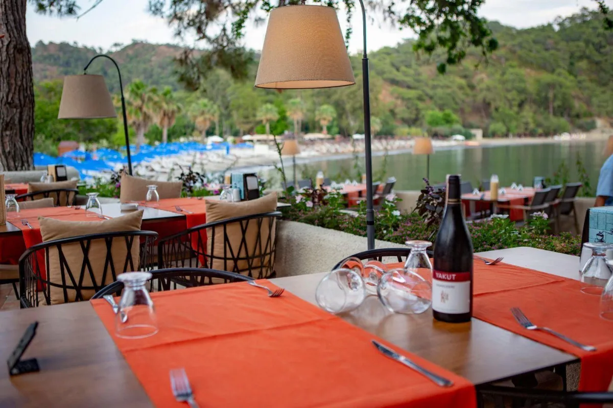 THE BAY BEACH CLUB & PORT SIGL