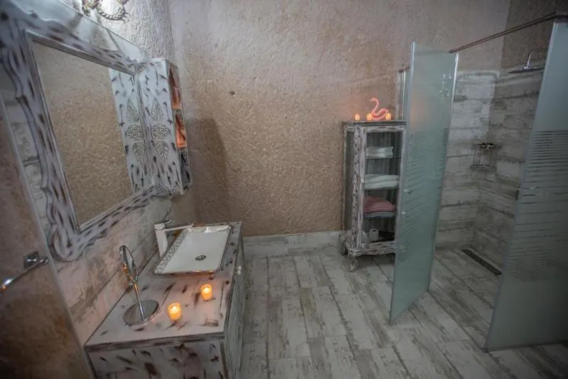 KARLIK CAVE SUITE