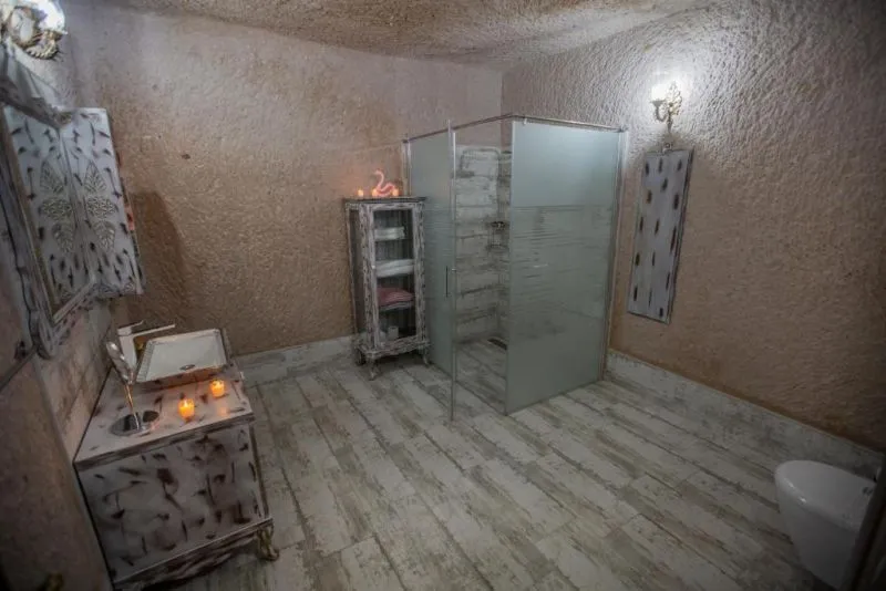 KARLIK CAVE SUITE