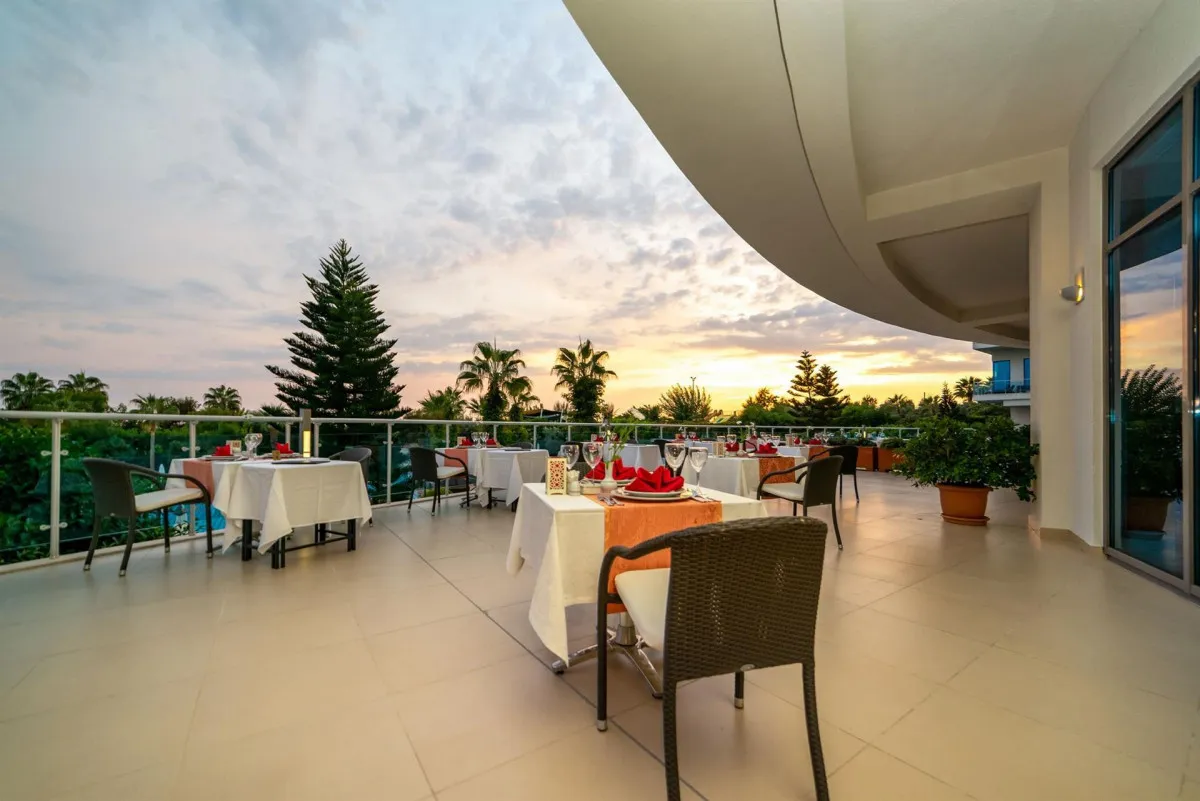 COMMODORE ELITE SUITES & SPA ADULTS ONLY 18+