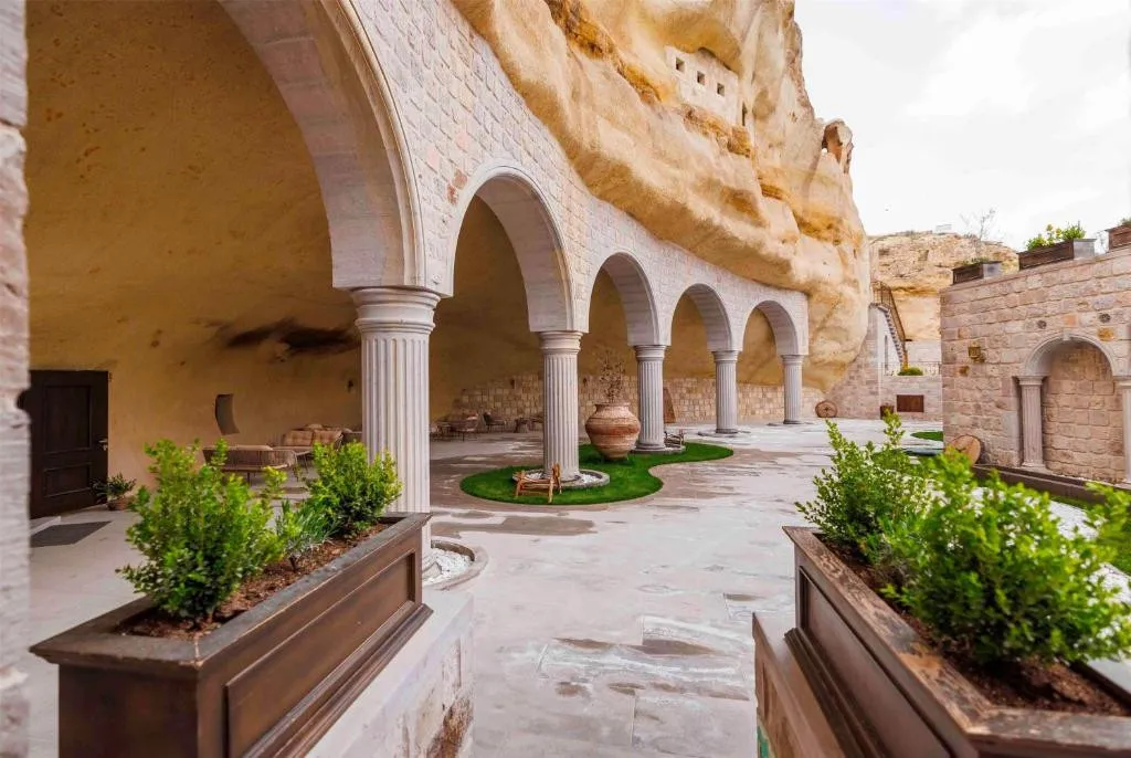SIGNATURE CAVE PREMIUM SUITES